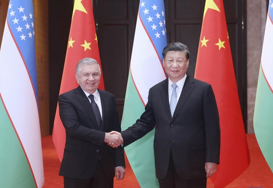 President Xi holds talks with Uzbek President in Xi'an