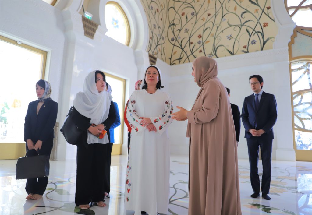 VP of Vietnam visits Sheikh Zayed Grand Mosque