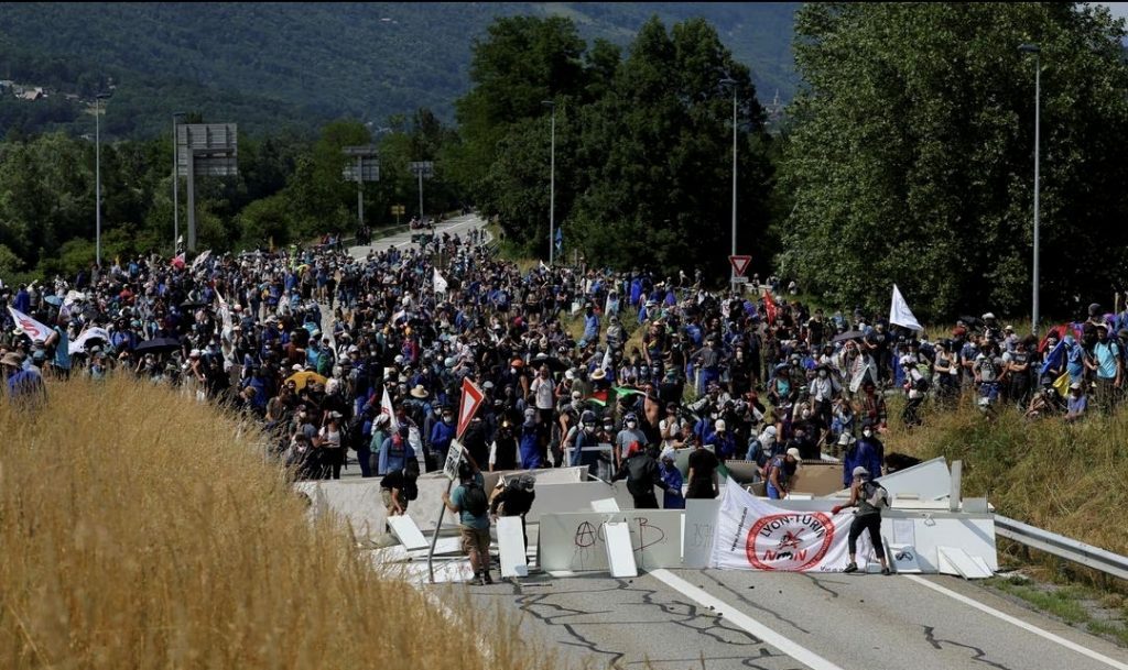 Paris, The Gulf Observer: Twelve policemen were wounded on Saturday in clashes with demonstrators in France's Savoie department