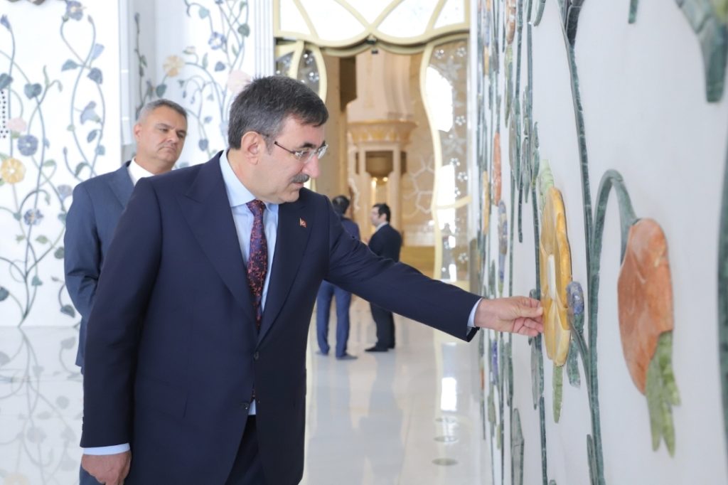 Turkish Vice President visits Sheikh Zayed Grand Mosque