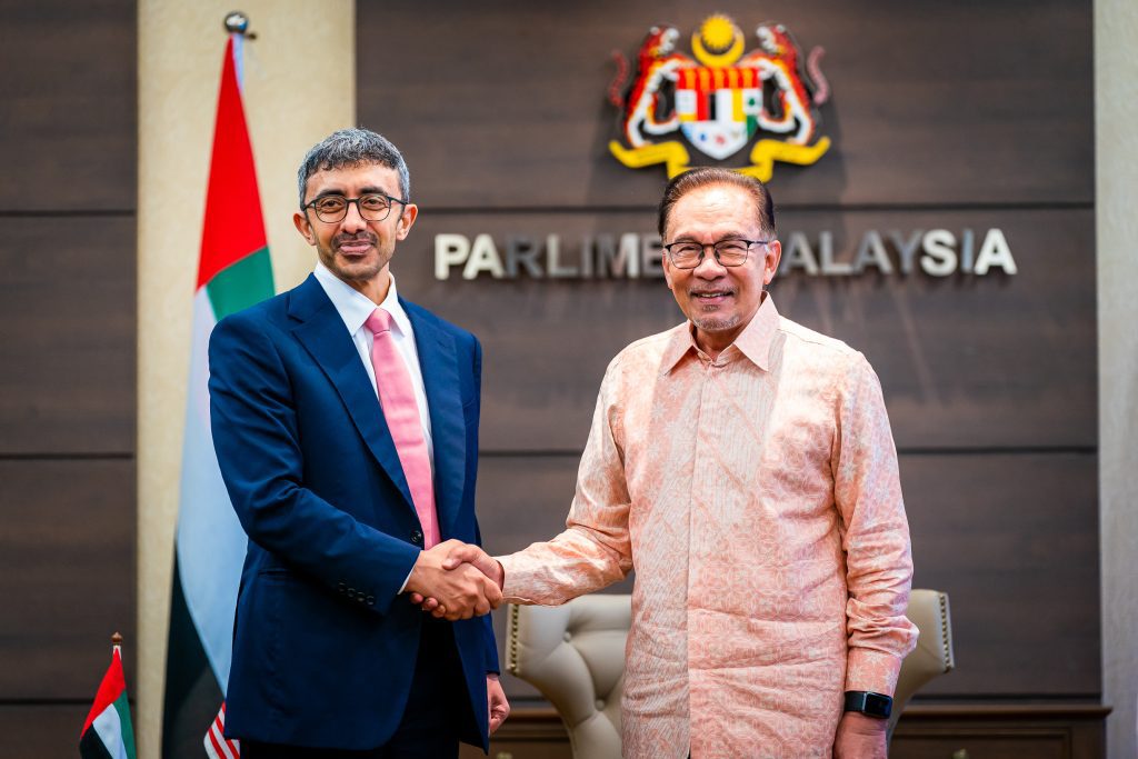 UAE FM meets with Malaysian PM in Kuala Lumpur