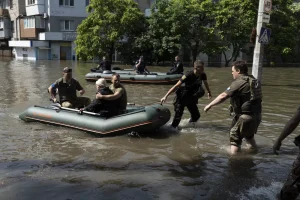Ukraine rushes drinking water to flooded areas