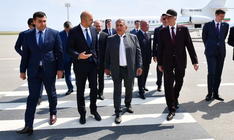 Rais of Russian Tatarstan arrives in Azerbaijan