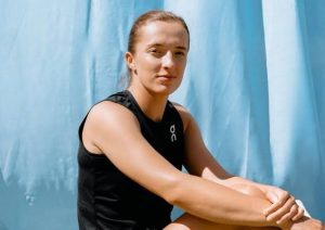 Swiatek advances to third round in French Open