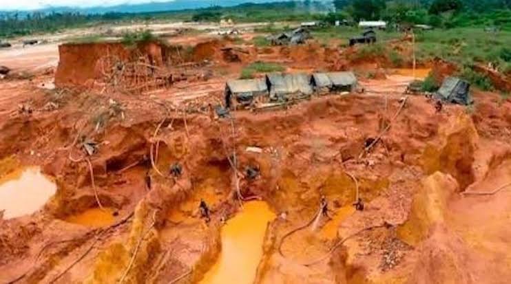 Mine collapse kills at least 12 in southern Venezuela