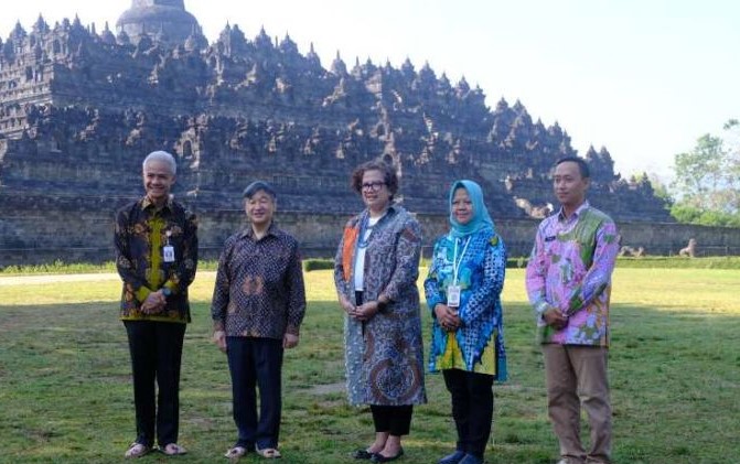 Indonesia: Emperor of Japan Naruhito visits Borobudur Temple