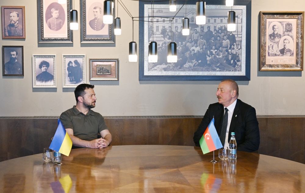 President Ilham Aliyev meets with Zelensky Chișinău