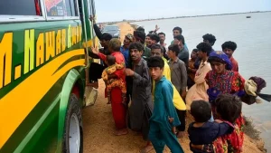 Pakistan, India evacuate thousands ahead of cyclone