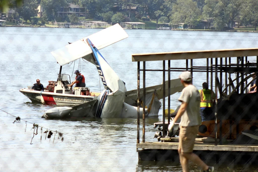 Plane crash in Arkansas lake, pilot killed