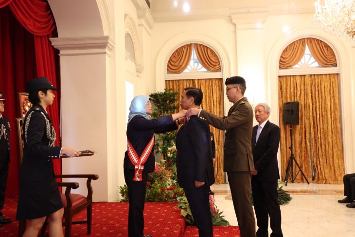 Singapore bestows Distinguished Service Order on Indonesian minister