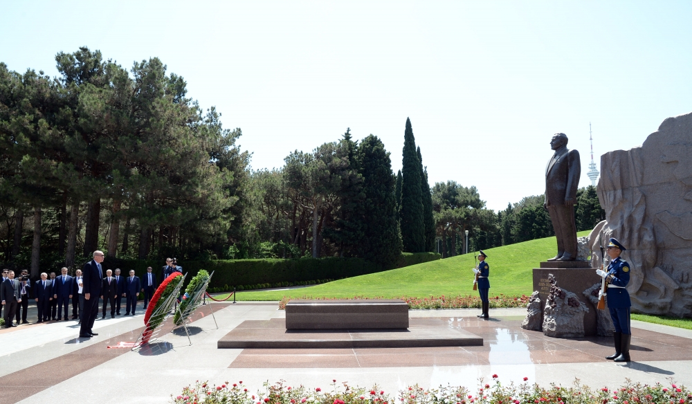 President Erdogan lays wreath at tomb of National Leader Heydar Aliyev
