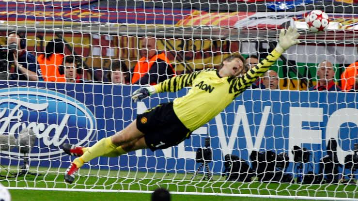 Former Netherlands keeper Van der Sar moved to hospital