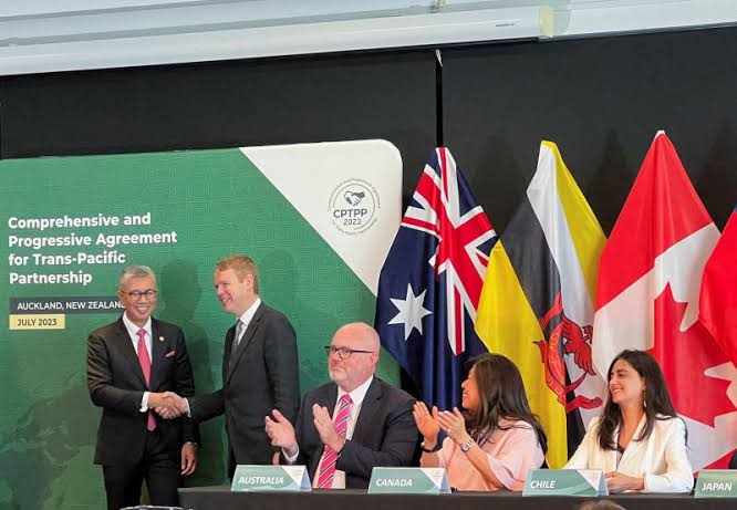 UK signs pact to join pacific trade deal