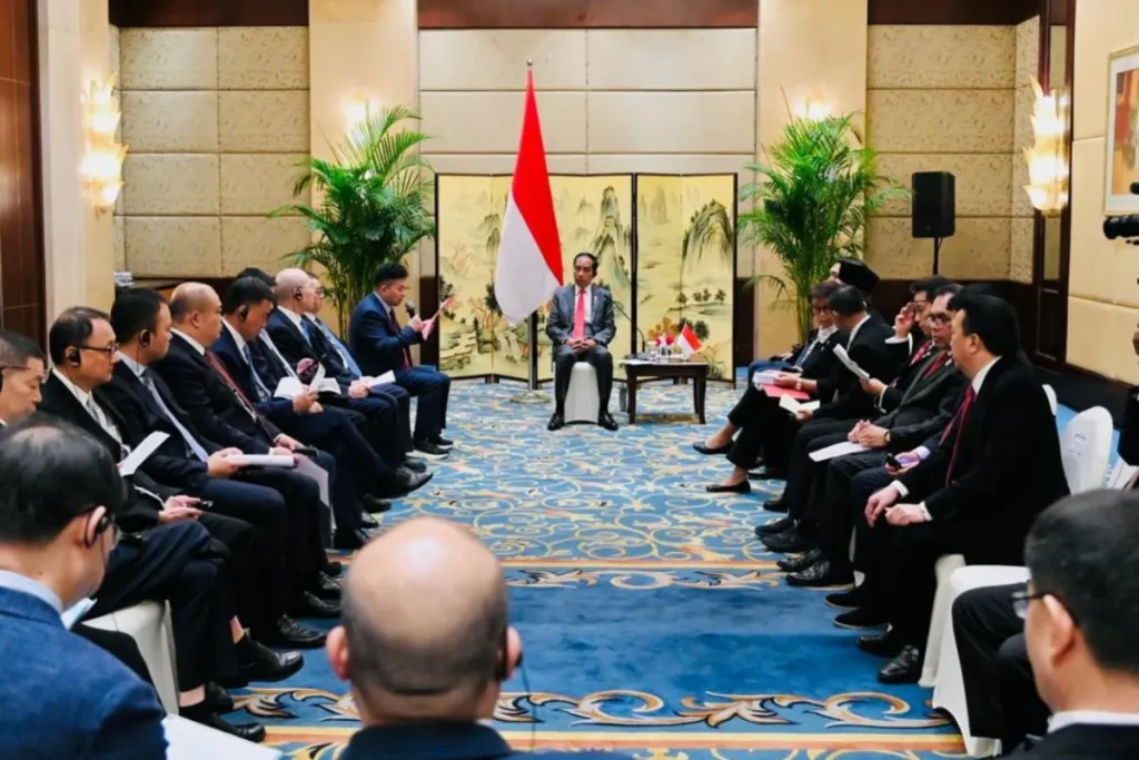 Jokowi assures to maintain stable investment climate