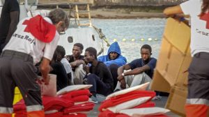Spanish coastguard rescues dozens of migrants