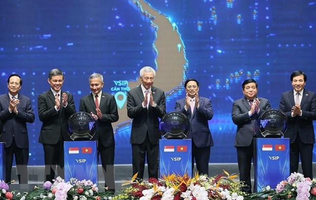 Vietnam, Singapore to strengthen business ties