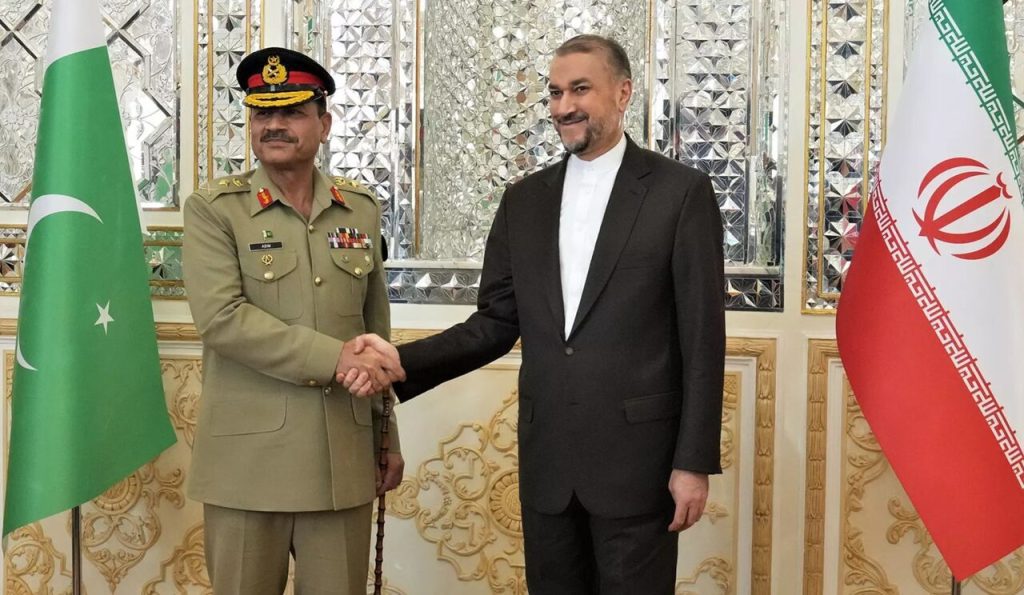 Iranian FM meets with Pakistan's Chief of Army Staff