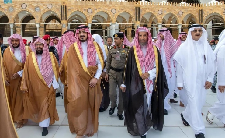 Deputy Governor of Makkah washes Kaaba