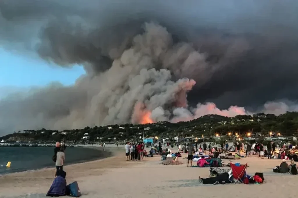 Fire destroys campsite and 500 hectares in south of France