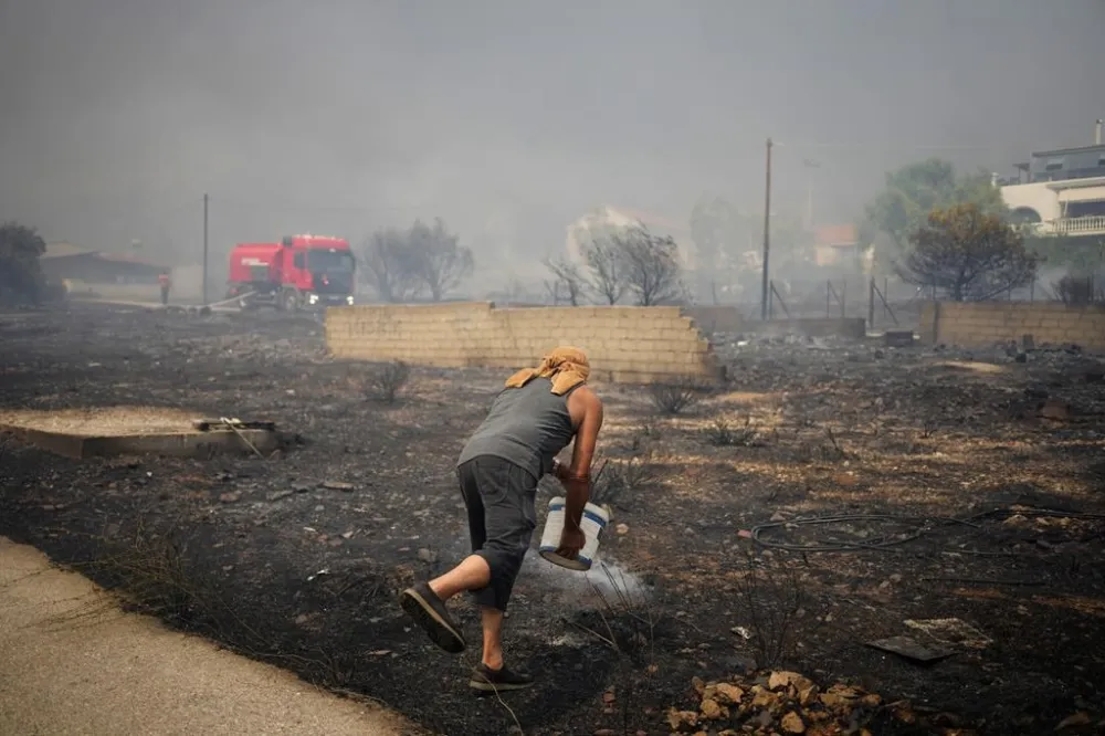 European firefighters and planes join battle against wildfires in Greece