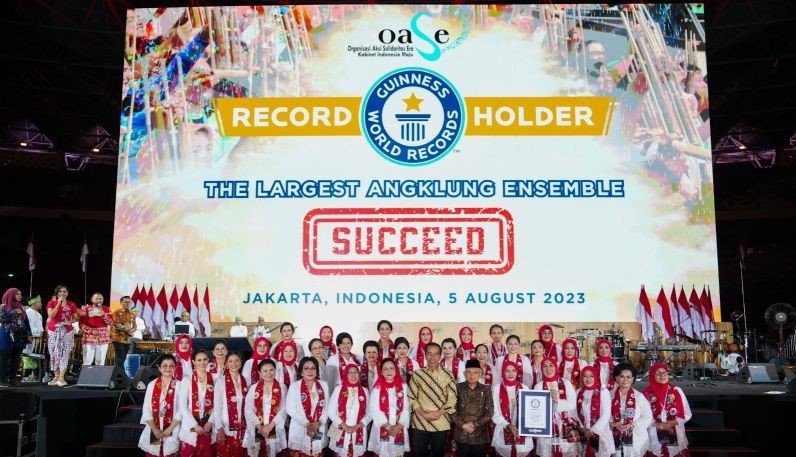 Indonesia sets Guinness World Record for largest angklung musical performance
