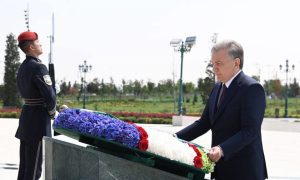 Shavkat Mirziyoyev visits Independence Monument in Yangi O’zbekiston Park