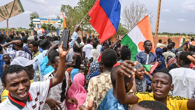 Thousands protest near French base in Niger