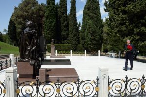 Uzbek President visits tomb of Great Leader Heydar Aliyev