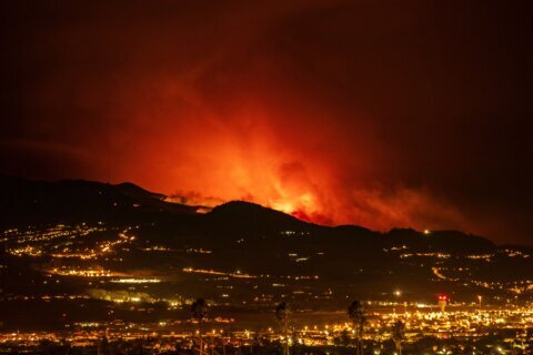 1 dead, 185 structures destroyed in eastern Washington wildfire