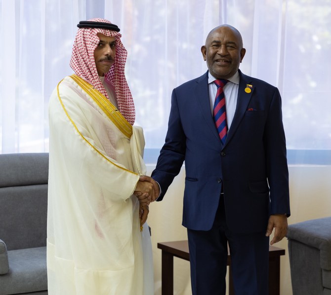 Saudi FM, Comoros President hold talks in Cuba