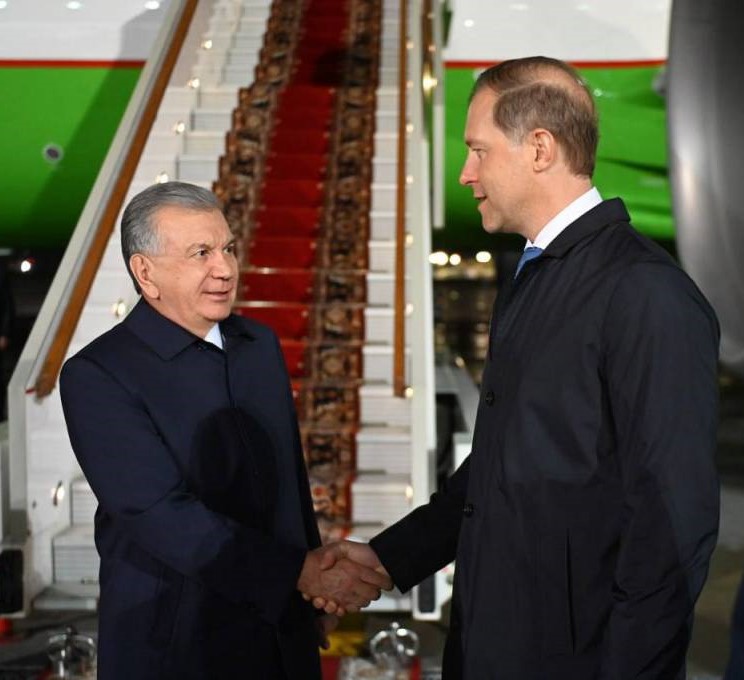 Shavkat Mirziyoyev arrives in Moscow