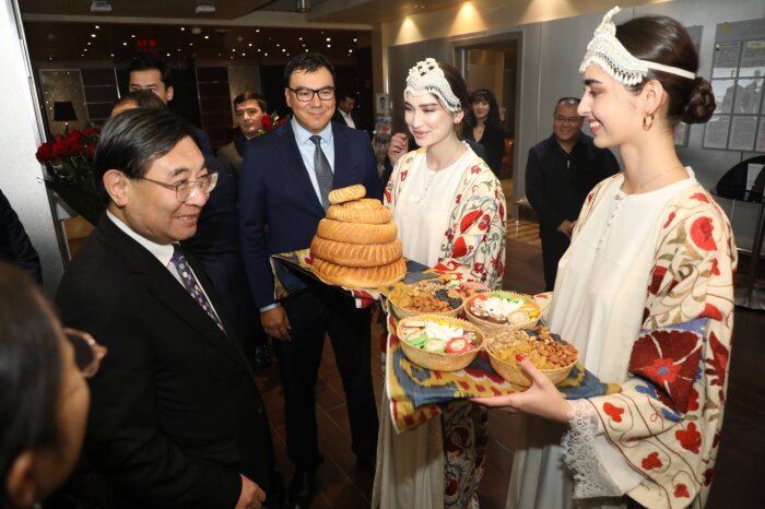 Chinese delegation visits Bukhara
