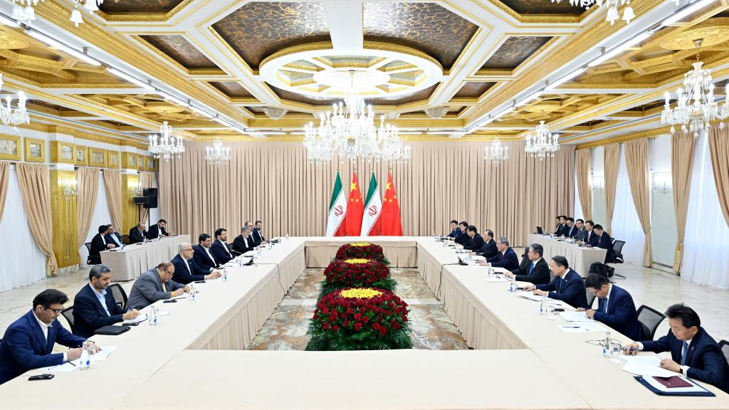 Chinese Premier, Iranian First VP hold meeting in Bishkek