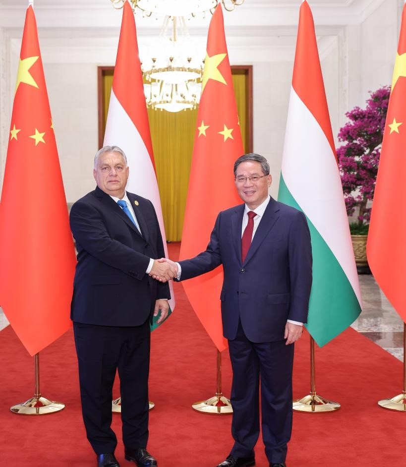 Li Qiang holds talks with Hungarian PM in Beijing