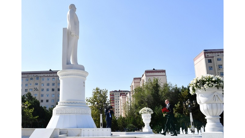 Ilham Aliyev visits statue of Heydar Aliyev in Sumgayit city