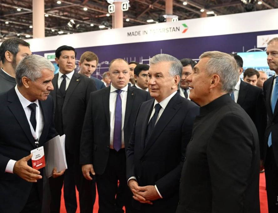 Shavkat Mirziyoyev visits exhibition of industrial potential of Tatarstan