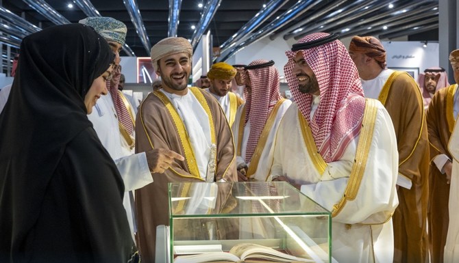 Saudi, Omani ministers visit Riyadh book fair