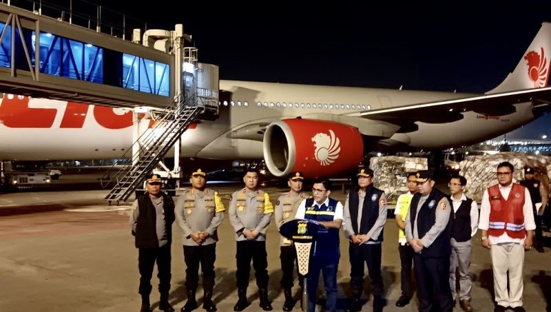 Egyptian Red Crescent delivering Indonesian aid to Gaza