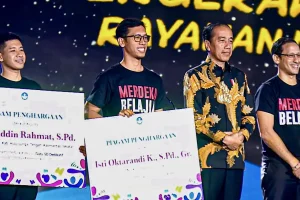 Jokowi awards three dedicated teachers from Central Hulu Sungai District