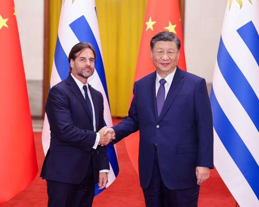 President Xi holds talks with Uruguayan President in Beijing
