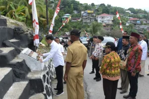 Jokowi signs inscription on Pancasila Monument in Fakfak