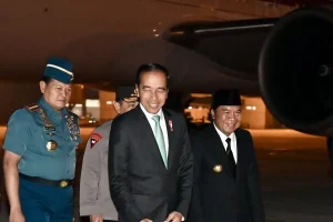 Jokowi arrives in Jakarta after attending two summits