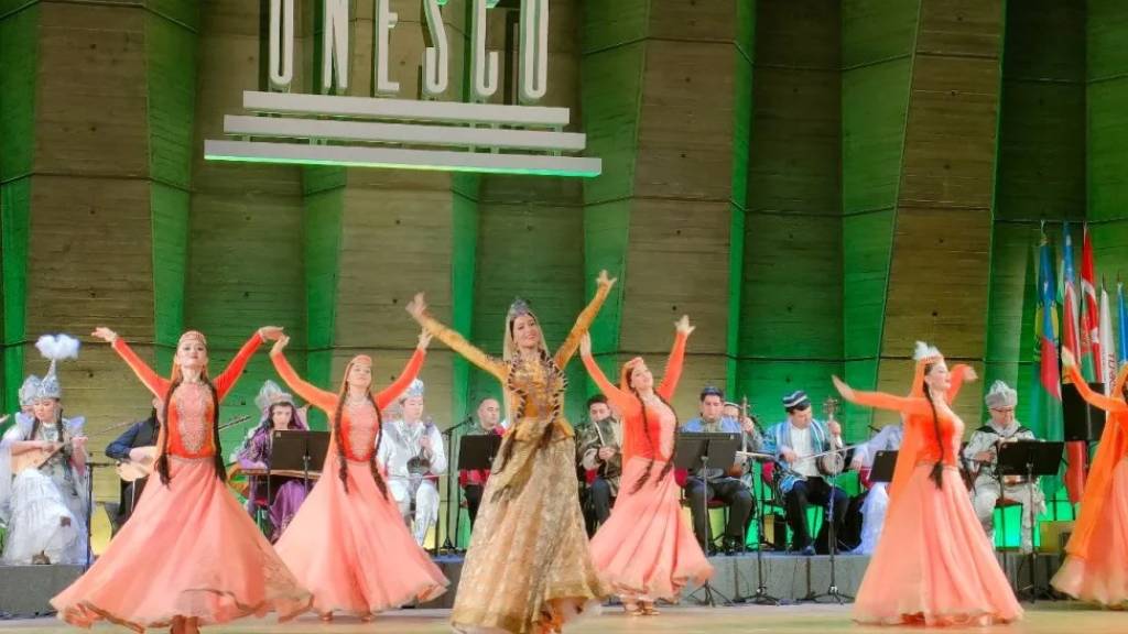 Uzbek music and dance art performed at UNESCO Headquarters