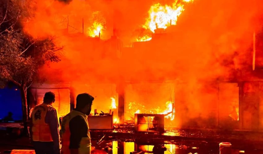 Karachi: Huge fire breaks out in furniture market near Ayesha Manzil