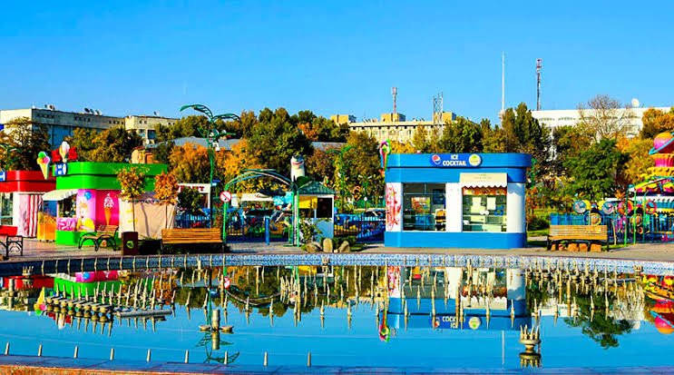 Ankhor-Lokomotiv Park in Tashkent hosts the Honey Festival