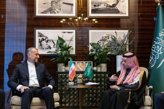 Saudi, Iranian FMs meet in Geneva