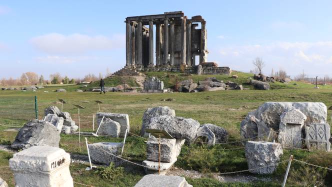 Turkish archaeologists discover sculpted heads of ancient Greek deities