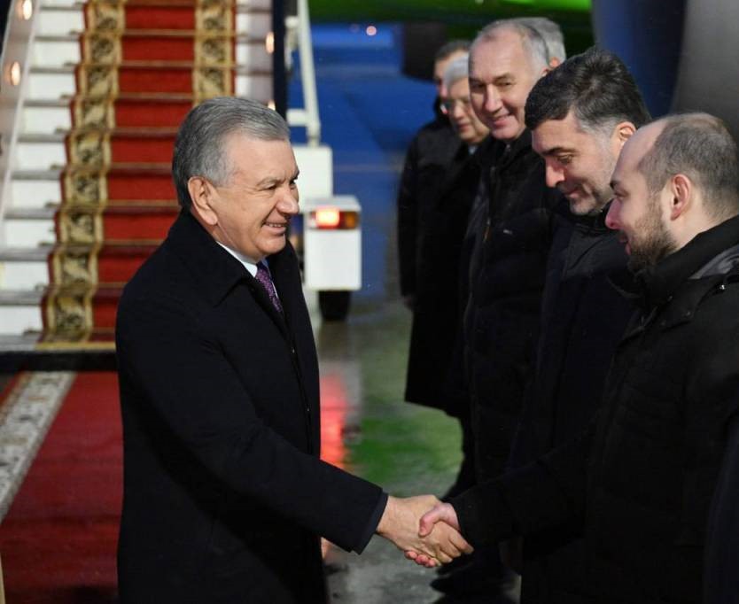 Shavkat Mirziyoyev arrives in Saint Petersburg