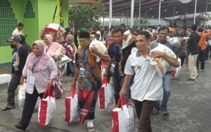 President Jokowi Announces Continued Food Assistance Distribution from Government Rice Reserve