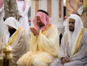 New Madinah governor commences tenure with solemn prayer at Prophet's Mosque